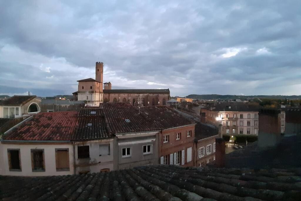 Appartement Exceptionnel 4 Etoiles Hyper Centre Albi 65 M2 Au 4Eme Etage Sans Ascenseur Avec Une Tour Du 12Eme Siecle Buitenkant foto